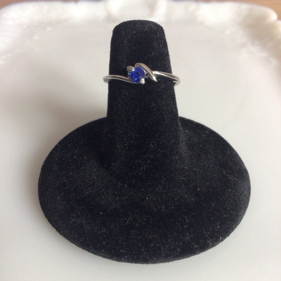 Elegant Silver and Blue Ring with Intricate Design - Size 8 - Picture 1 of 4